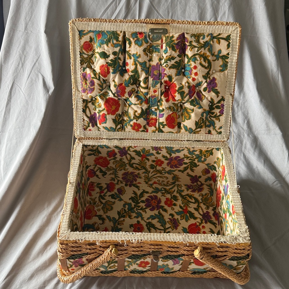 Vintage Woven Sewing Basket Padded With Handle - Picture 2 of 4